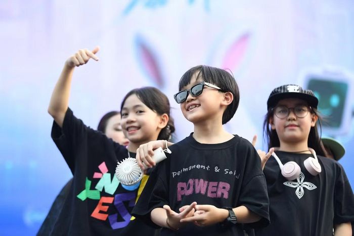  Tại Chạm Việt Nam 2, Xệ Xệ chuẩn bị hai tiết mục gồm ca khúc 8 tuổi và bản mashup I'm a Good Kid - Em bé Việt Nam. Màn đánh trống trong buổi tổng duyệt khiến khán giả thêm chờ đợi phần biểu diễn chính thức của “Em bé Chất” vào tối 25/10. 