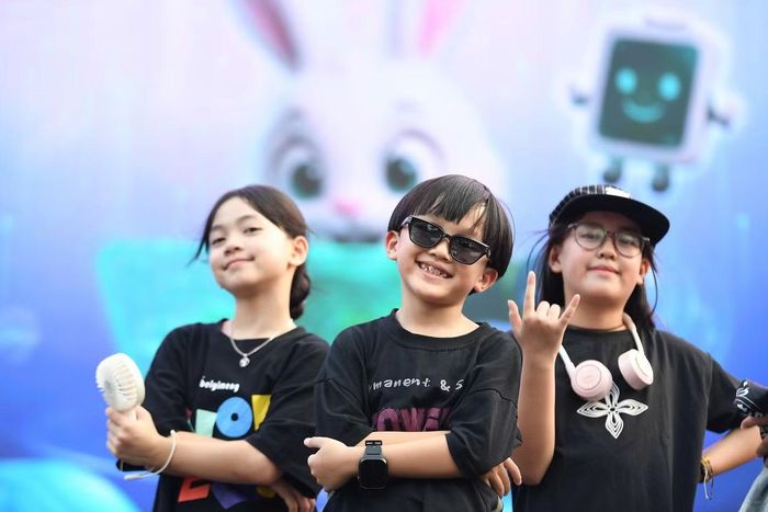  Xệ Xệ năm nay 8 tuổi, từng tổ chức concert riêng mang tên Em bé chất. Việc sớm có chương trình riêng giúp cậu bé tích lũy kinh nghiệm biểu diễn, làm quen với sân khấu và cách giao lưu cùng người xem. 