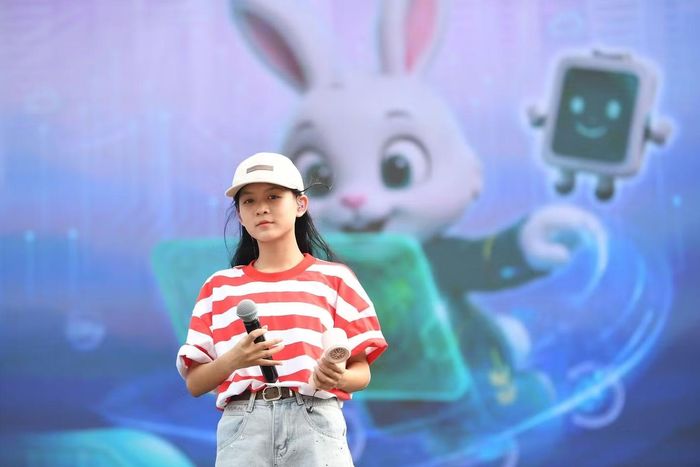 Hai tiết mục của Ali Thục Phương mang đến những giai điệu về tuổi thơ, tình yêu cuộc sống và mong ước hòa bình. Phần tổng duyệt giúp ca sĩ nhí làm quen với không gian sân khấu trước khi biểu diễn chính thức vào tối cùng ngày.