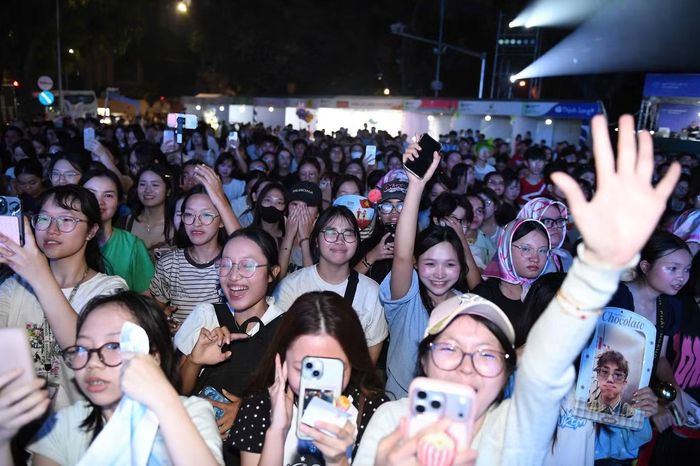 Sau nhiều giờ chờ đợi, các fan được trực tiếp thưởng thức phần trình diễn của thần tượng.