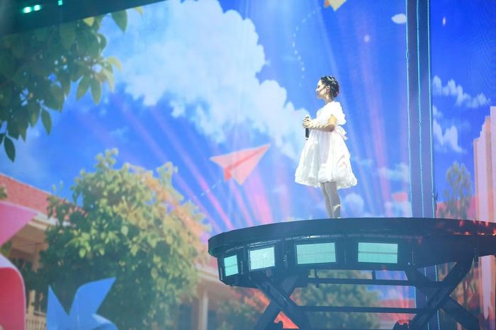Ali Thục Phương xuất hiện trên bàn nâng, trở lại sân khấu Chạm Việt Nam 2 sau tiết mục mở màn.