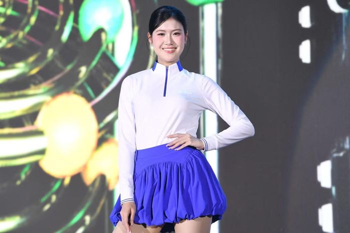 Thí sinh Phạm Vân Hà khoe bước catwalk ấn tượng.