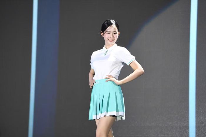 Thí sinh Bùi Minh Phương khỏe khoắn với áo polo trắng và chân váy xanh nhạt.