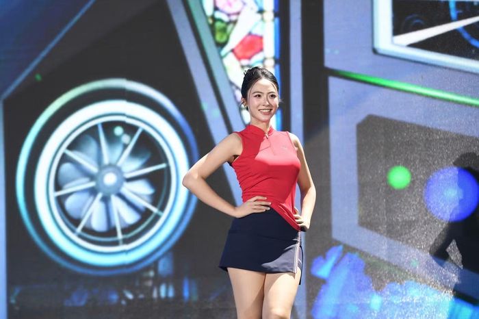 Á hậu 2 Nguyễn Thị Vân Nhi khỏe khoắn trong trang phục thể thao.