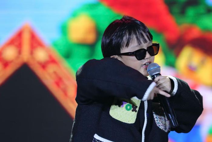 “Em bé Chất” lên bàn nâng, tự tin biểu diễn trước hàng nghìn khán giả tại phố đi bộ Trần Nhân Tông.