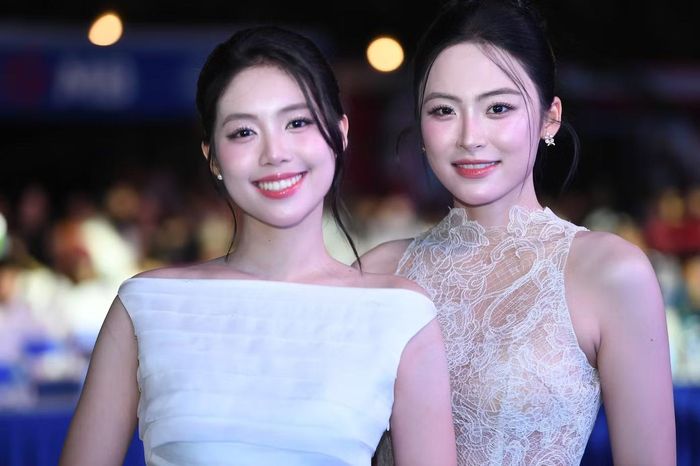 Tối 25/10, Á hậu Châu Anh và Vân Nhi tới tham dự đêm nhạc Chạm Việt Nam 2 trong khuôn khổ của Sóng Festival 2026. Hai người đẹp cùng mặc trang phục tông màu trắng thanh lịch, duyên dáng.