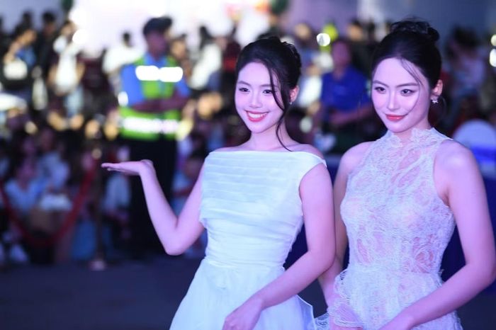 Á hậu Châu Anh, Vân Nhi hào hứng khi hòa mình vào không khí sôi động cùng hàng nghìn khán giả tới tham gia đêm nhạc Chạm Việt Nam 2.