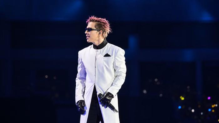 Taeyang trổ tài nói tiếng Việt với câu: "Fan Việt Nam quá đỉnh". Đây là khoảnh khắc bất ngờ, làm bùng nổ sân Mỹ Đình. Đây là lý do tại sao hàng nghìn khán giả đã xem đêm 1 nhưng vẫn chi tiền để mua vé đêm 2. Với tên tuổi lớn như Big Bang, họ biết cách để làm mới các đêm diễn ở concert.