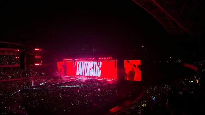  Tương tự đêm một, bản hit Fantastic Baby được Big Bang trình diễn từ sớm. Đây cũng là thông lệ ở mọi concert của Big Bang. Các thành viên tung ra ca khúc dance bùng nổ nhất để hâm nóng, đốt cháy sân khấu, khiến fan đứng ngồi không yên từ thời điểm đầu. 