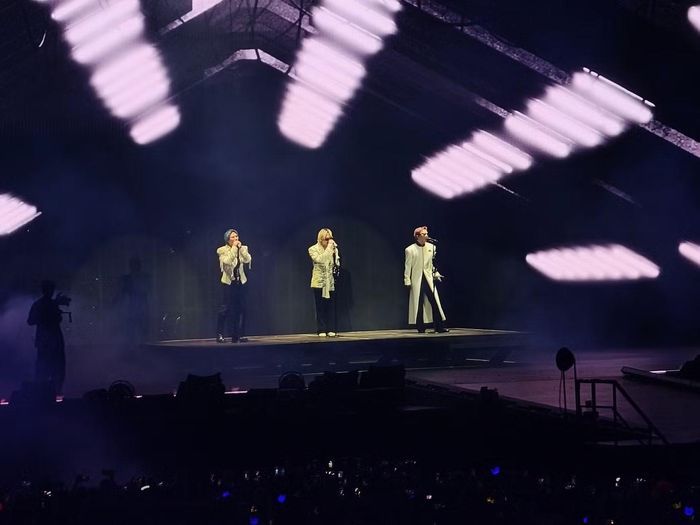 Trước tình cảm quá lớn từ khán giả Việt, Taeyang: "Hãy hét to lên, nếu các bạn làm điều đó, chúng tôi sẽ trở lại Việt Nam". Sau đó, đám đông hét to khiến các thành viên của Big Bang phấn khích.
