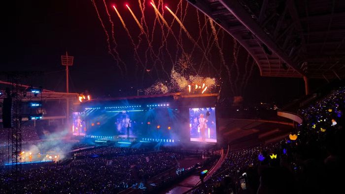Đêm 2 của concert Big Bang tại Mỹ Đình còn nóng hơn đêm một. Hơn 45.000 khán giả lấp đầy sân Mỹ Đình để tận hưởng "bữa tiệc âm nhạc" cùng thần tượng xứ Hàn. Số lượng khán giả tập trung quanh sân để nghe nhạc còn nhiều hơn hôm qua.