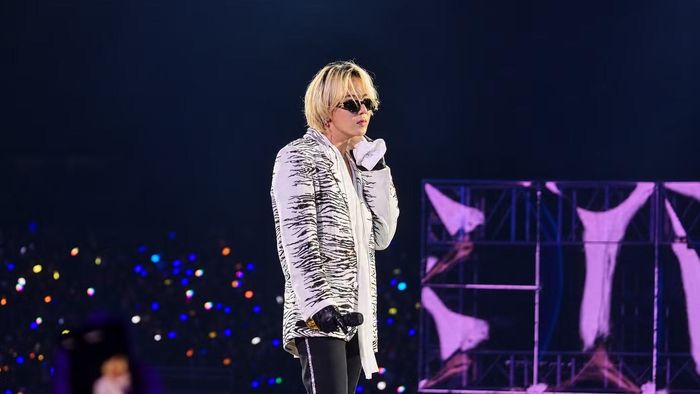 40.000 khán giả bấn loạn khi G-Dragon bước ra và gửi lời chào đến Hà Nội. Sau đó, G-Dragon nhắc đến 2 từ "anh Long". Anh Long là cách gọi vui của fan Việt với G-Dragon, được dịch ra từ dragon (rồng, hay gọi kiểu khác là long). Cuối cùng G-Dragon cũng hiểu anh Long là gì khi đám đông liên tục hô to từ này.