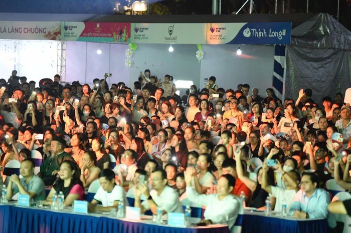 Đêm nhạc Chạm Việt Nam 2 tại phố đi bộ Trần Nhân Tông (Hà Nội) quy tụ Pháp Kiều, CoolKid, Hà Myo, Ali Thục Phương, Xệ Xệ cùng nhiều nghệ sĩ trẻ. Ba chương nghệ thuật kết nối âm nhạc truyền thống, những giai điệu hiện đại và thông điệp sống xanh, tạo nên hành trình âm nhạc đa sắc màu.