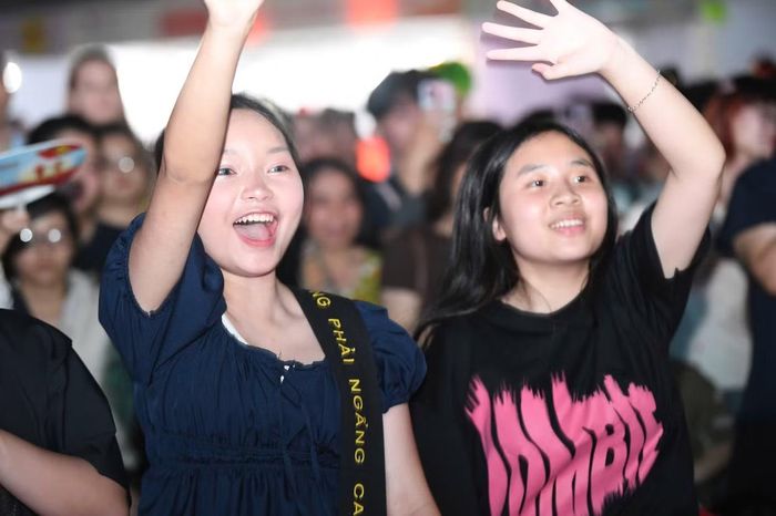 Hai khán giả nữ cổ vũ nhiệt tình cho nghệ sĩ nhí Xệ Xệ. "Em bé chất" thu hút sự chú ý bằng phong cách biểu diễn hồn nhiên, đáng yêu và tràn đầy năng lượng.