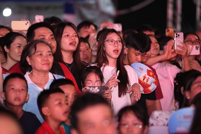 Đêm nhạc quy tụ nhiều nghệ sĩ trẻ như Pháp Kiều, CoolKid, Hà Myo, Ali Thục Phương, Quinzel, Noah Quốc Anh, Nhật Phát, Chris V, DJ Thảo Bebe và nghệ sĩ nhí Chất Xệ Xệ. Chương trình được xây dựng thành ba chương nghệ thuật gồm Khát vọng xanh, Nhịp đập số và Kế thừa & Kết nối, kết hợp nhiều phong cách âm nhạc từ dân gian đương đại đến pop, rap và nhạc điện tử.