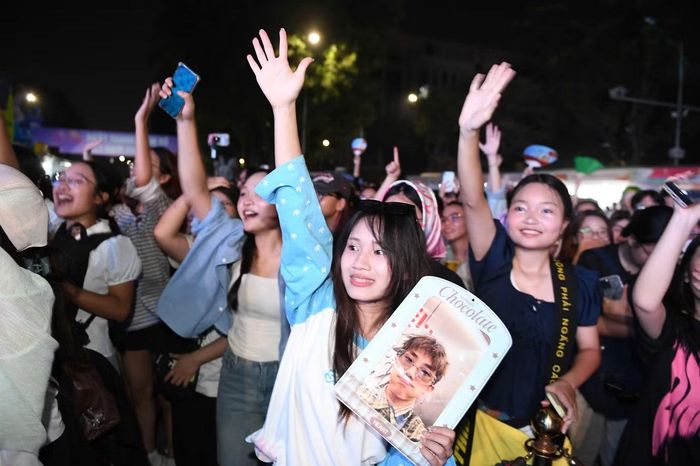 Người hâm mộ của Pháp Kiều, CoolKid và dàn nghệ sĩ trẻ "cháy" hết mình với đêm nhạc. Họ mang theo những chiếc poster được thiết kế ấn tượng để cổ vũ thần tượng.