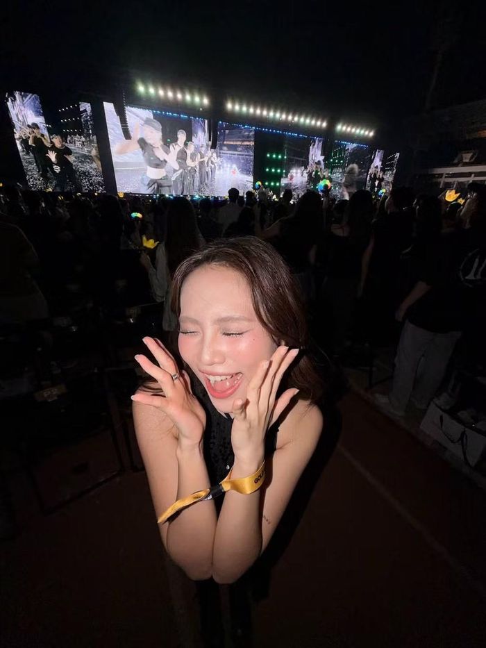 Phương Mỹ Chi hòa cùng biển người, không quên kêu gọi khán giả tham gia concert của mình tại Hà Nội.