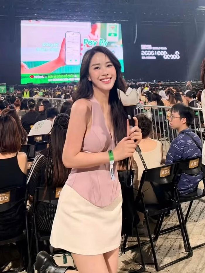 MC Ngô Mai Phương gây chú ý với trang phục đơn giản nhưng vẫn hút mắt.