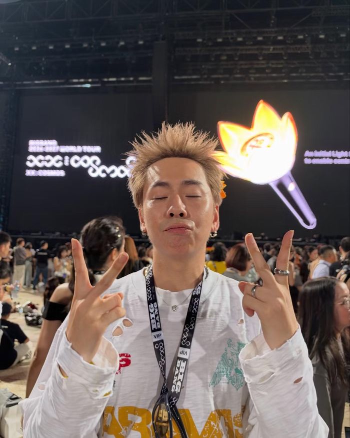 Rapper Osad chia sẻ loạt ảnh cổ vũ Big Bang tối 24/10 và nhận gần 10.000 lượt thích.