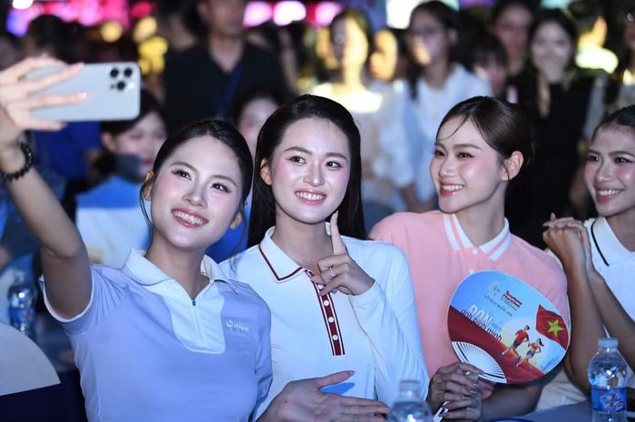 Từ 19h30, phần nhạc khởi động của DJ Thảo Bebe khiến không khí trước sân khấu sôi động. Tại khu vực dành cho thí sinh, các cô gái hưởng ứng theo nhịp nhạc, chia sẻ niềm vui bên những người bạn đã đồng hành suốt cuộc thi.