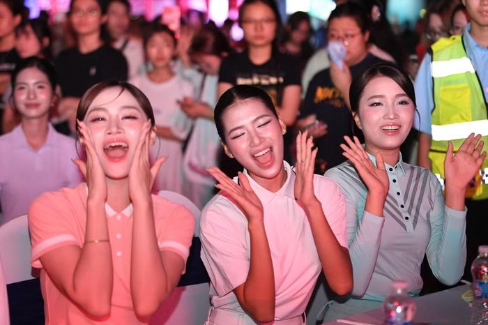 Âm nhạc khiến các thí sinh khó ngồi yên. Các cô gái nhún nhảy, hòa nhịp với những tiết mục trên sân khấu. Đây là dịp để họ tận hưởng không khí lễ hội bên nhau trước giai đoạn chuẩn bị cho chung kết ngày 7/11.