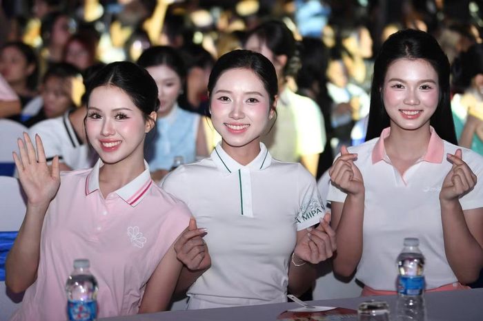  “Em thích đêm nhạc có nhiều màu sắc, từ những giai điệu nhẹ nhàng đến các tiết mục rap sôi động. Lúc cùng các bạn bật flash, đung đưa theo bài Heal the World, em thấy rất vui”, Nguyễn Thị Hoa nói. 