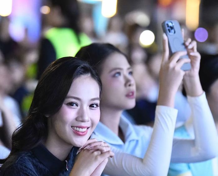 "Điều em nhớ nhất là được thưởng thức đêm nhạc cùng những người bạn ở nhà chung. Giữa hàng nghìn khán giả, chúng em cùng hát, cùng nhún nhảy và có thêm kỷ niệm trước chung kết”, Nguyễn Yến Trang chia sẻ.