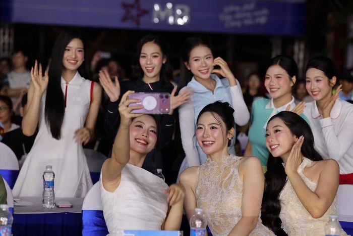  Top 25 Hoa hậu Việt Nam 2026 selfie cùng Á hậu Châu Anh, Á hậu Vân Nhi và người đẹp Thùy Dương, lưu lại kỷ niệm tại đêm nhạc Chạm Việt Nam 2. 