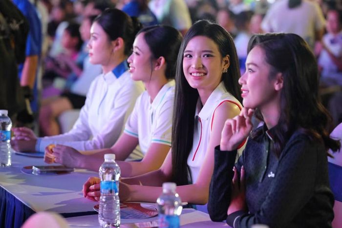 Nguyễn Hồng Hạ Nghi cho biết cô vui khi được giao lưu trực tiếp với đông đảo sinh viên. Việc xuất hiện trong chương trình có nhiều khán giả cùng trang lứa khiến cô thêm hào hứng, mong chờ phần trình diễn.