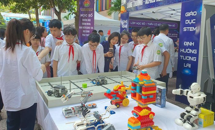 Học sinh trải nghiệm các mô hình công nghệ, robot và giáo dục STEM, góp phần thúc đẩy đổi mới phương pháp dạy và học trong các trường học ở Hà Nội.
