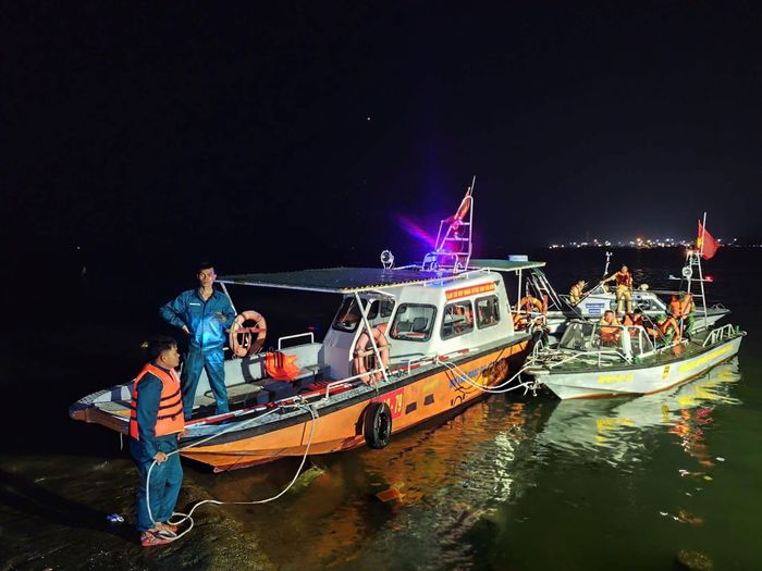 Lực lượng chức năng triển khai công tác tìm kiếm, cứu nạn tại khu vực xảy ra vụ đuối nước.