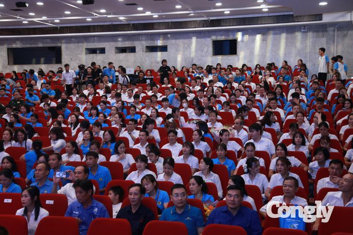 Các đại biểu tham dự chương trình. (Ảnh: Dương Dũng).
