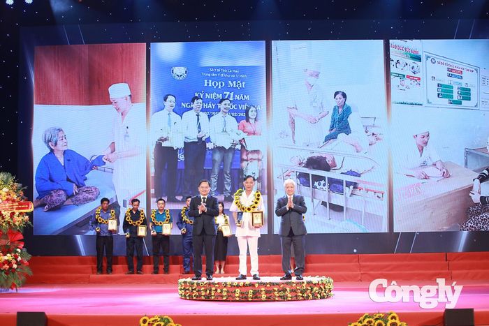 Anh Nguyễn Đức Toàn - Khoa Nội tổng hợp, Bệnh viện Đa khoa U Minh (LĐLĐ tỉnh Cà Mau) được vinh danh tại buổi lễ.