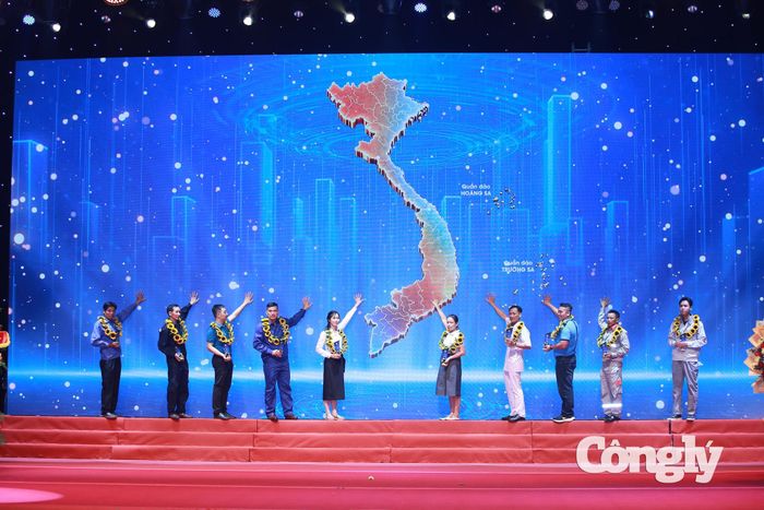 10 công nhân Việt Nam tiêu biểu toàn quốc tại lễ tuyên dương.