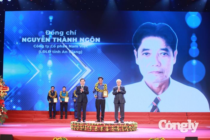 Anh Nguyễn Thành Ngôn - Công ty Cổ phần Nam Việt (LĐLĐ tỉnh An Giang) được vinh danh tại buổi lễ.