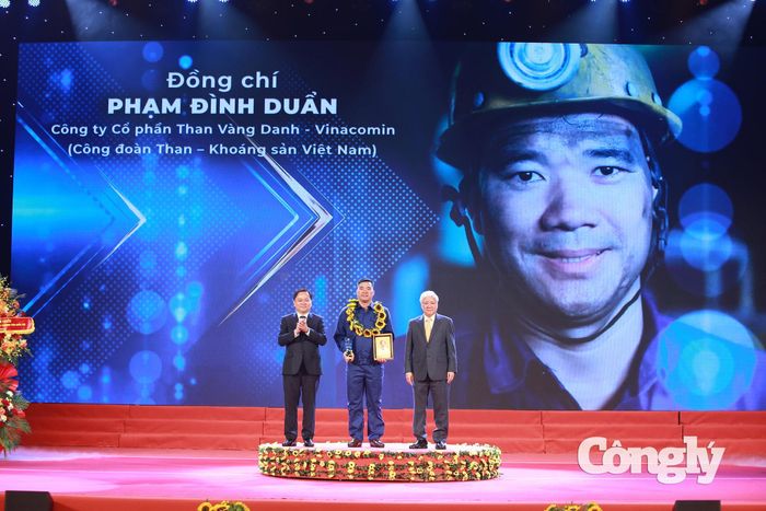 Anh Phạm Đình Duẩn - Công ty Cổ phần Than Vàng Danh - Vinacomin (Công đoàn Than - Khoáng sản Việt Nam) được vinh danh tại buổi lễ.