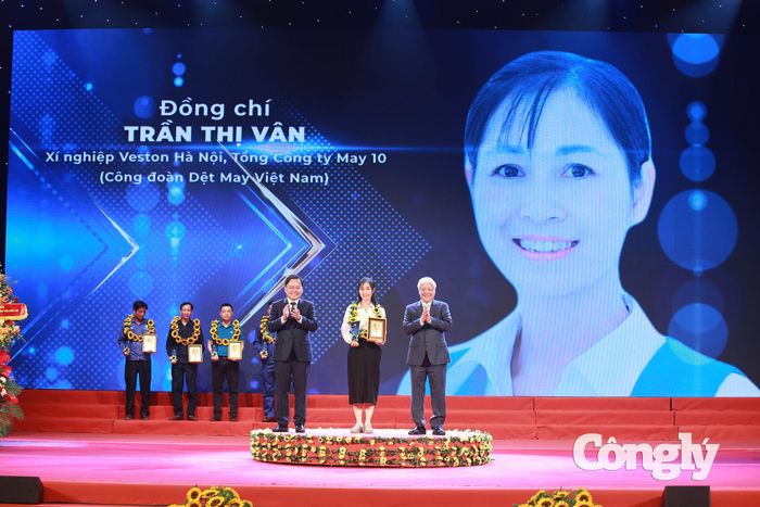 Chị Trần Thị Vân - Xí nghiệp Veston Hà Nội, Tổng Công ty May 10 (Công đoàn Dệt May Việt Nam) được vinh danh tại buổi lễ.