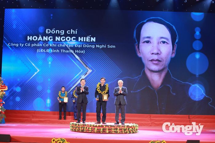 Anh Hoàng Ngọc Hiến - Công ty Cổ phần Cơ khí chế tạo Đại Dũng Nghi Sơn (LĐLĐ tỉnh Thanh Hóa) được vinh danh tại buổi lễ.