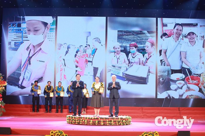 Chị Huỳnh Thị Lý - Công ty TNHH Yazaki EDS Việt Nam (LĐLĐ Thành phố Hồ Chí Minh) được vinh danh tại buổi lễ.