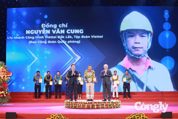 Anh Nguyễn Văn Cung - Chi nhánh Công trình Viettel Đắk Lắk, Tập đoàn Viettel (Ban Công đoàn Quốc phòng) được vinh danh tại buổi lễ.