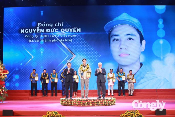 Anh Nguyễn Đức Quyền - Công ty TNHH TOTO Việt Nam (LĐLĐ Thành phố Hà Nội) được vinh danh tại buổi lễ.