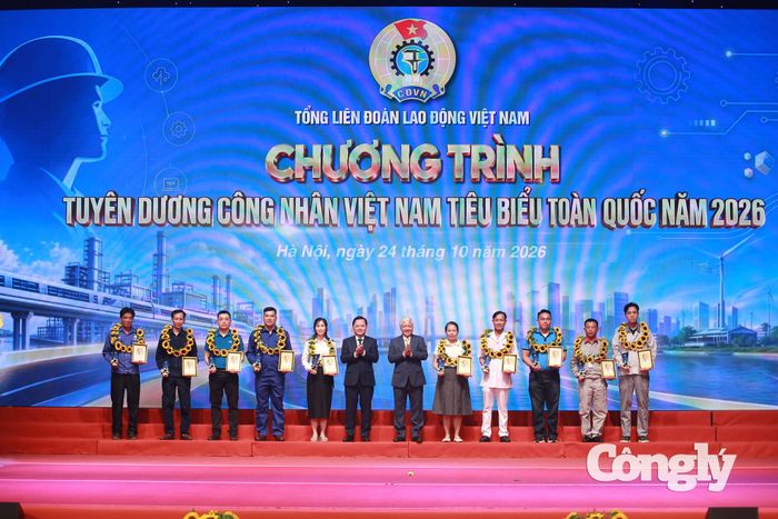 Ông Đỗ Văn Chiến - Ủy viên Bộ Chính trị, Phó Chủ tịch Thường trực Quốc hội và ông Nguyễn Anh Tuấn - Ủy viên Trung ương Đảng, Chủ tịch Tổng LĐLĐVN chúc mừng 10 công nhân Việt Nam tiêu biểu toàn quốc năm 2026.