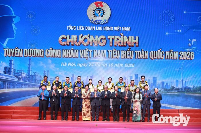 Các lãnh đạo, các đại biểu chụp ảnh lưu niệm cùng các công nhân tiêu biểu.