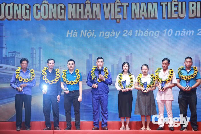 Anh hùng Lao động Phạm Đình Duẩn, Công ty Cổ phần Than Vàng Danh - Vinacomin (Công đoàn Than - Khoáng sản Việt Nam) chia sẻ tại chương trình. (Ảnh: Dương Dũng).
