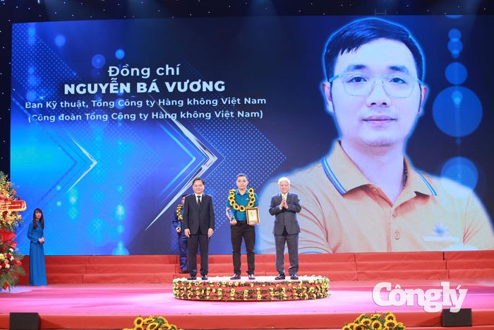 Anh Nguyễn Bá Vương - Ban Kỹ thuật, Tổng Công ty Hàng không Việt Nam (Công đoàn Tổng Công ty Hàng không Việt Nam) được vinh danh tại buổi lễ.