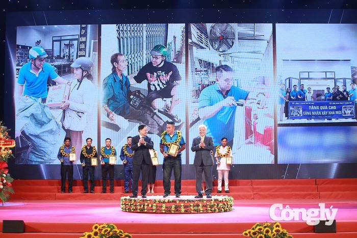 Anh Nguyễn Đức Hưng - Công ty TNHH ChangShin Việt Nam (LĐLĐ tỉnh Đồng Nai) được vinh danh tại buổi lễ.