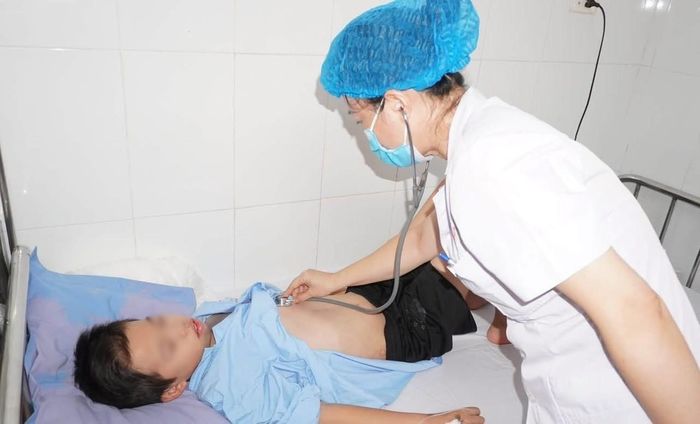 Đưa người bệnh tới ngay cơ sở y tế để khám, điều trị và khoanh vùng dịch.