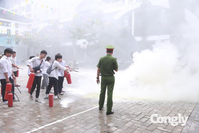 Người dân và học sinh thực hành các phương án chữa cháy và cứu nạn, cứu hộ.