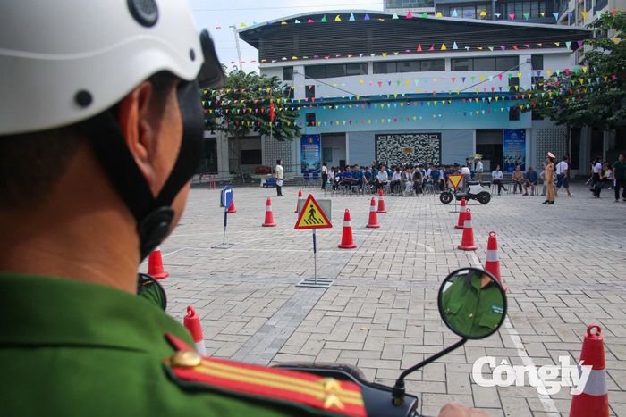 Người dân thực hành kỹ năng lái xe an toàn.