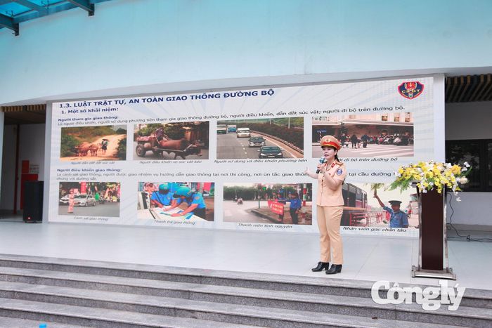 Thiếu tá Đoàn Ngọc Huyền, Báo cáo viên Phòng CSGT phổ biến các quy định về bảo đảm an toàn giao thông.